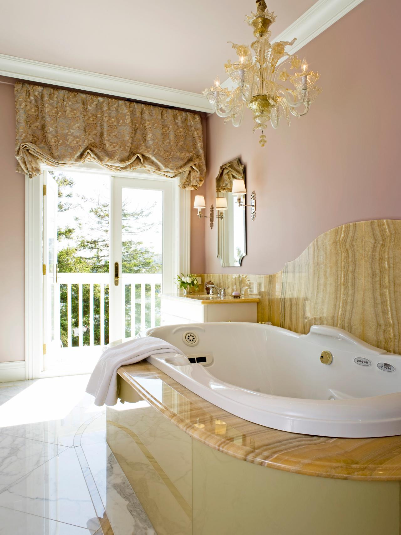 20 Luxurious Bathrooms with Elegant Chandelier Lighting