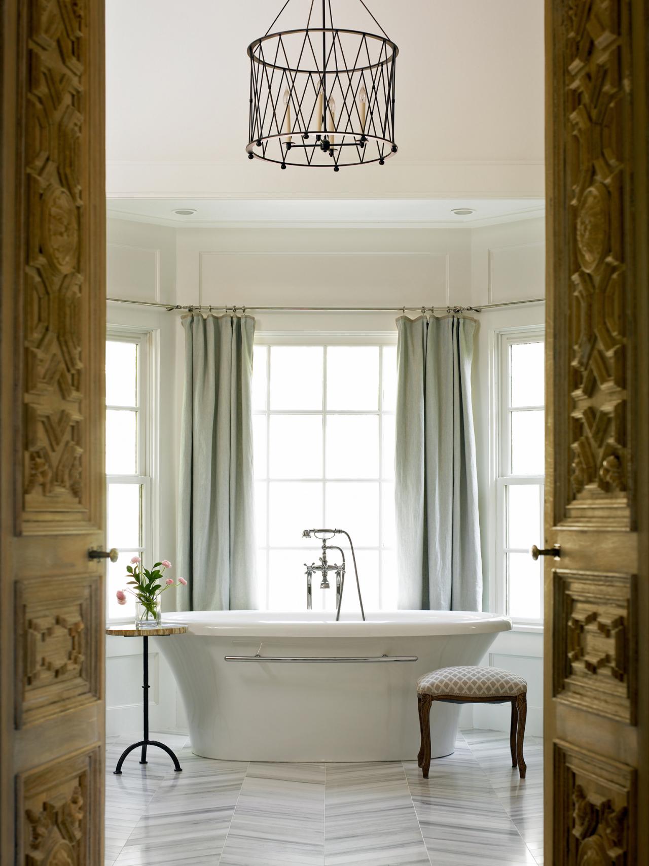 Luxurious Chandelier Ideas For Small Bathrooms