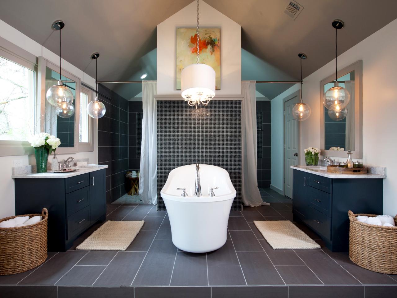 20 Luxurious Bathrooms With Elegant Chandelier Lighting