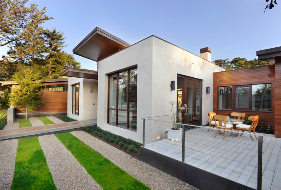 Alternating lawn and gravel in a contemporary outdoor space