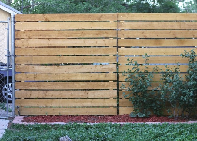 Modern Privacy Fence Ideas for Your Outdoor Space | Decoist