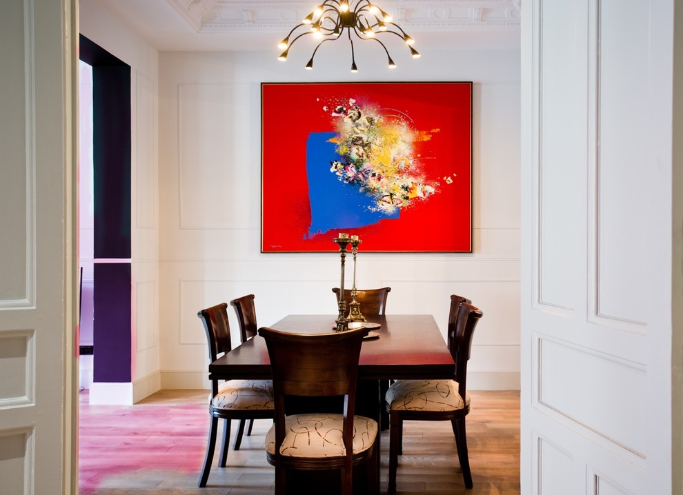 Eye-catching painting becomes the central focus of this elegant dining room [Design: Mike ALLEG]