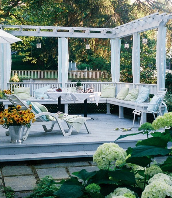14 Floating Decks of All Kinds for the Perfect Outdoor Summer Space