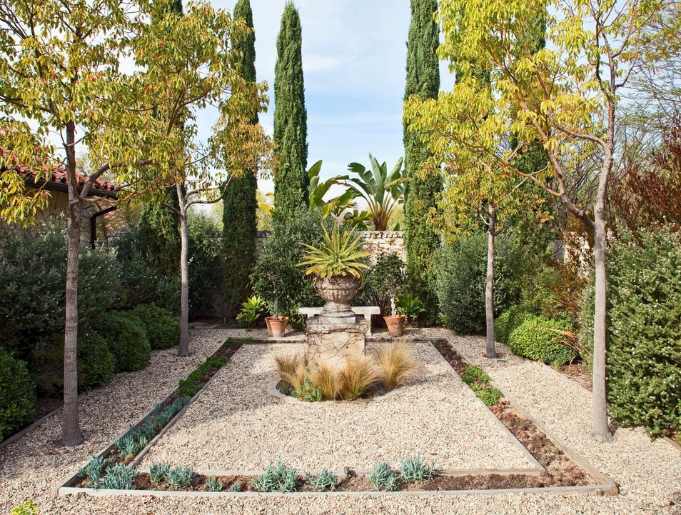 Mediterranean garden with an urn focal point