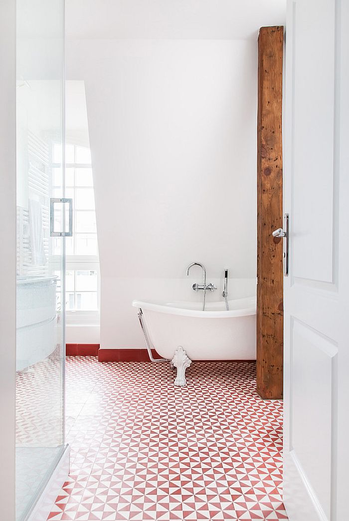 Red enlivens the traditional bathroom [Design: Babette Fischer]