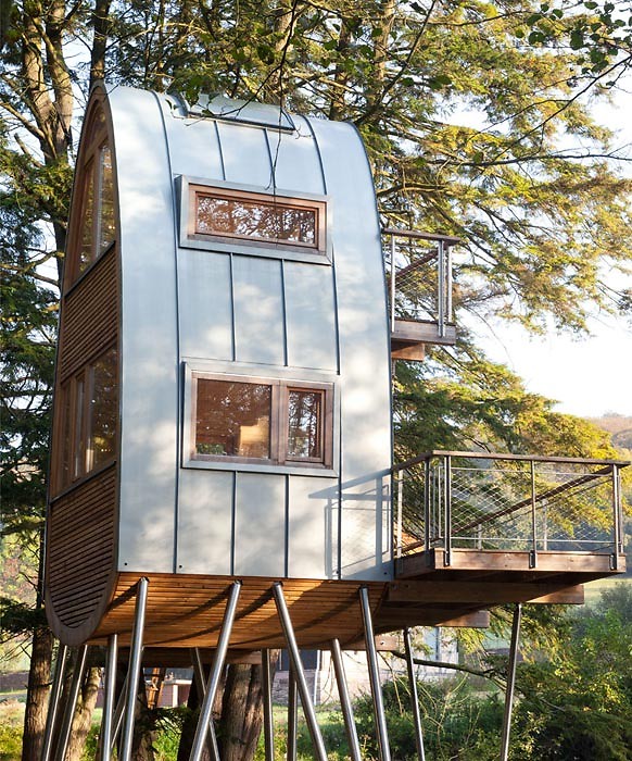 Clever curving roof of Treehouse Solling