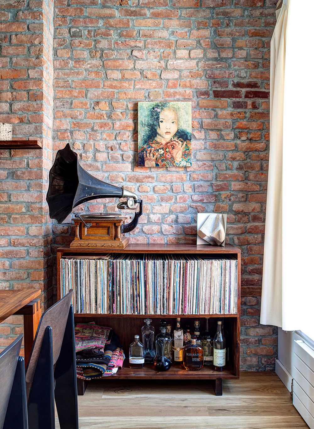 Vintage design elements used to decorate the sideboard in the dining room