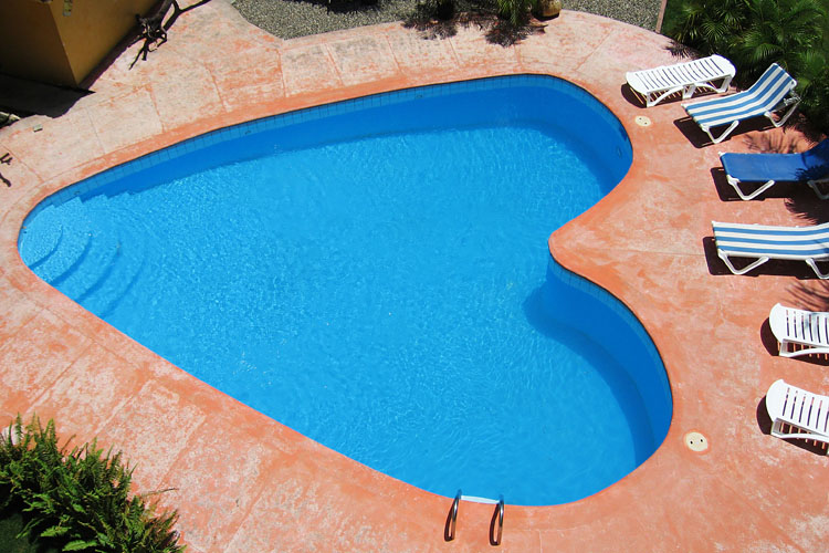 Snazzy heart-shaped pool