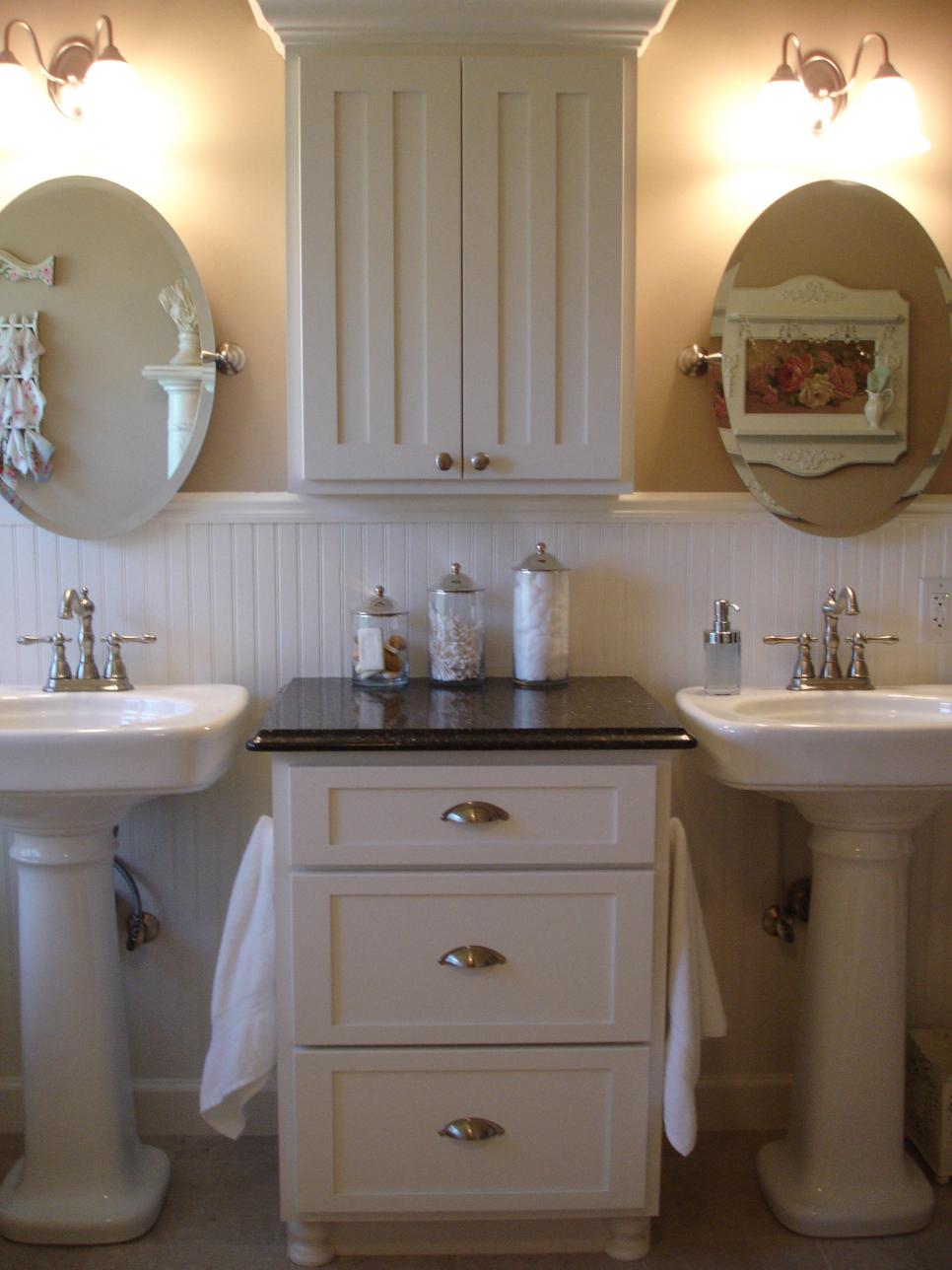 Shabby chic bathroom design for those who love white