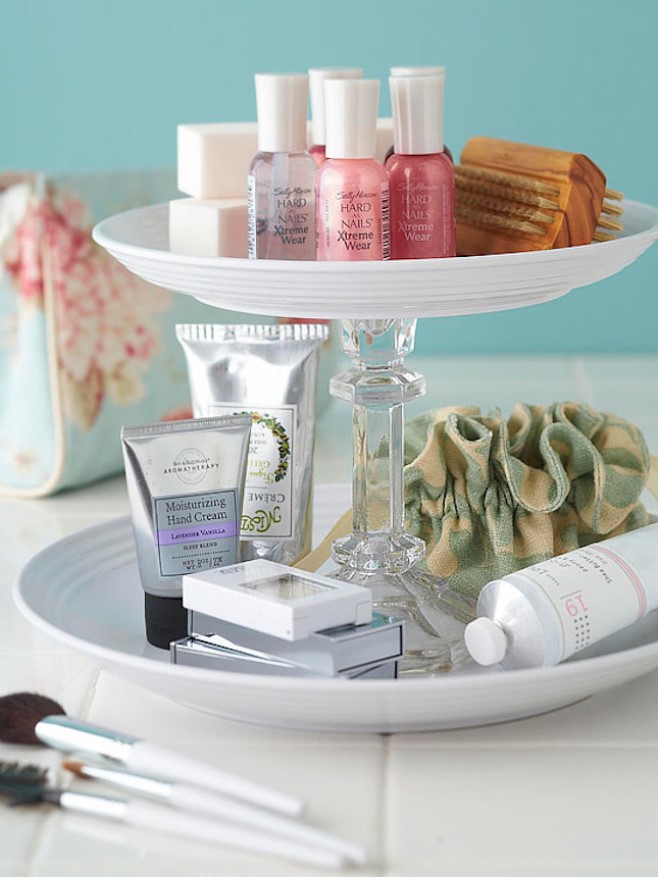 Tiered tray in white for the small bathroom