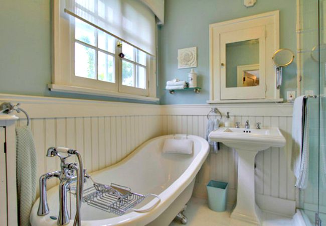 Lovely traditional bathroom in blue and white