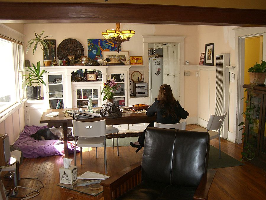 A view of the living room before the stylish renovation