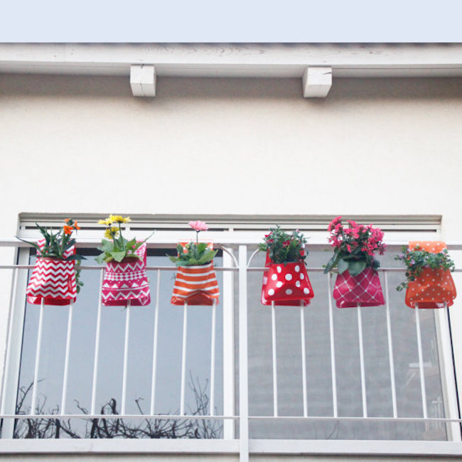 Adorable hanging planters in red and orange