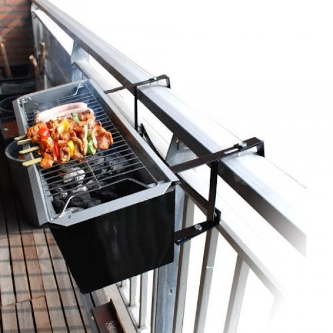 Amazing small grill to hang from your balcony