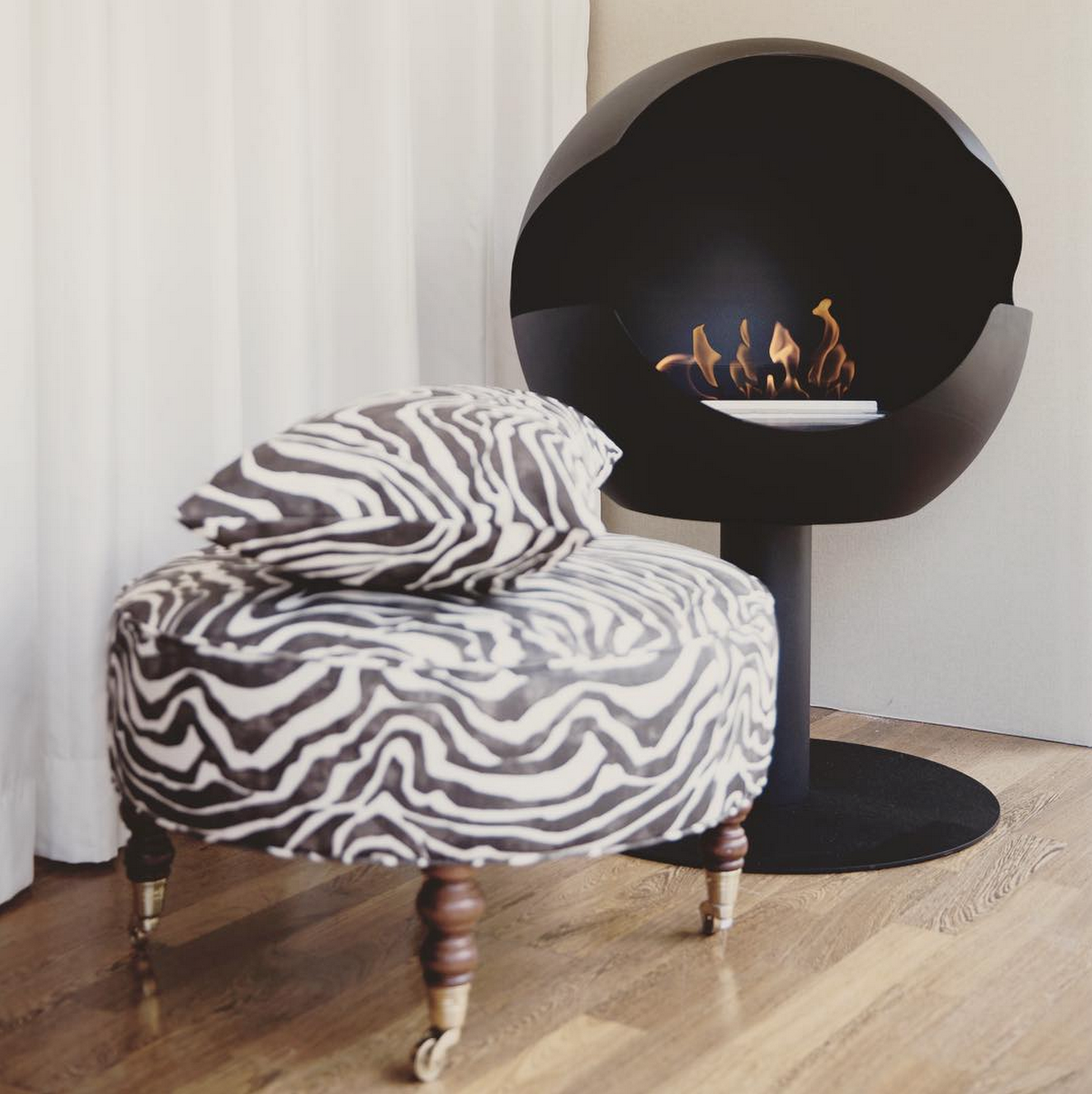 Black globe fireplace from Vauni