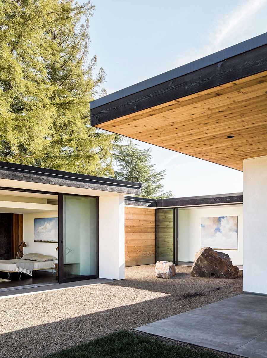 Central couryard and a zen nook next to the bedroom