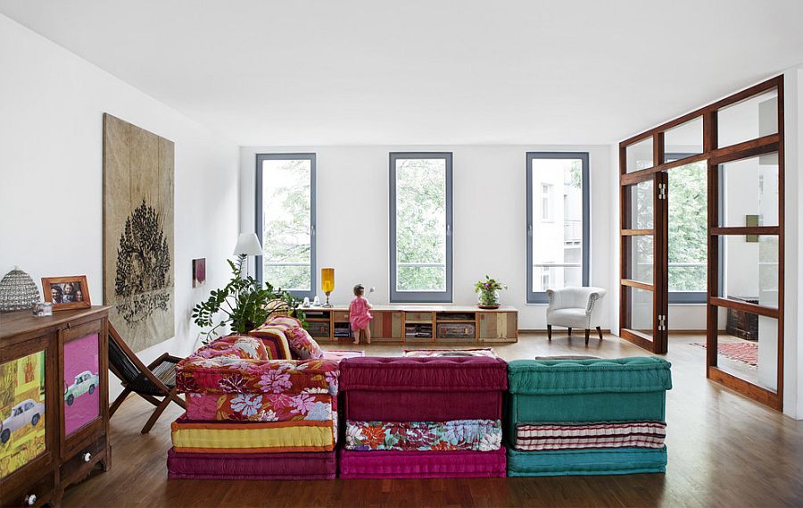 Colorful modular sofa units for the living room [Design: Schöningmosca Architekten]