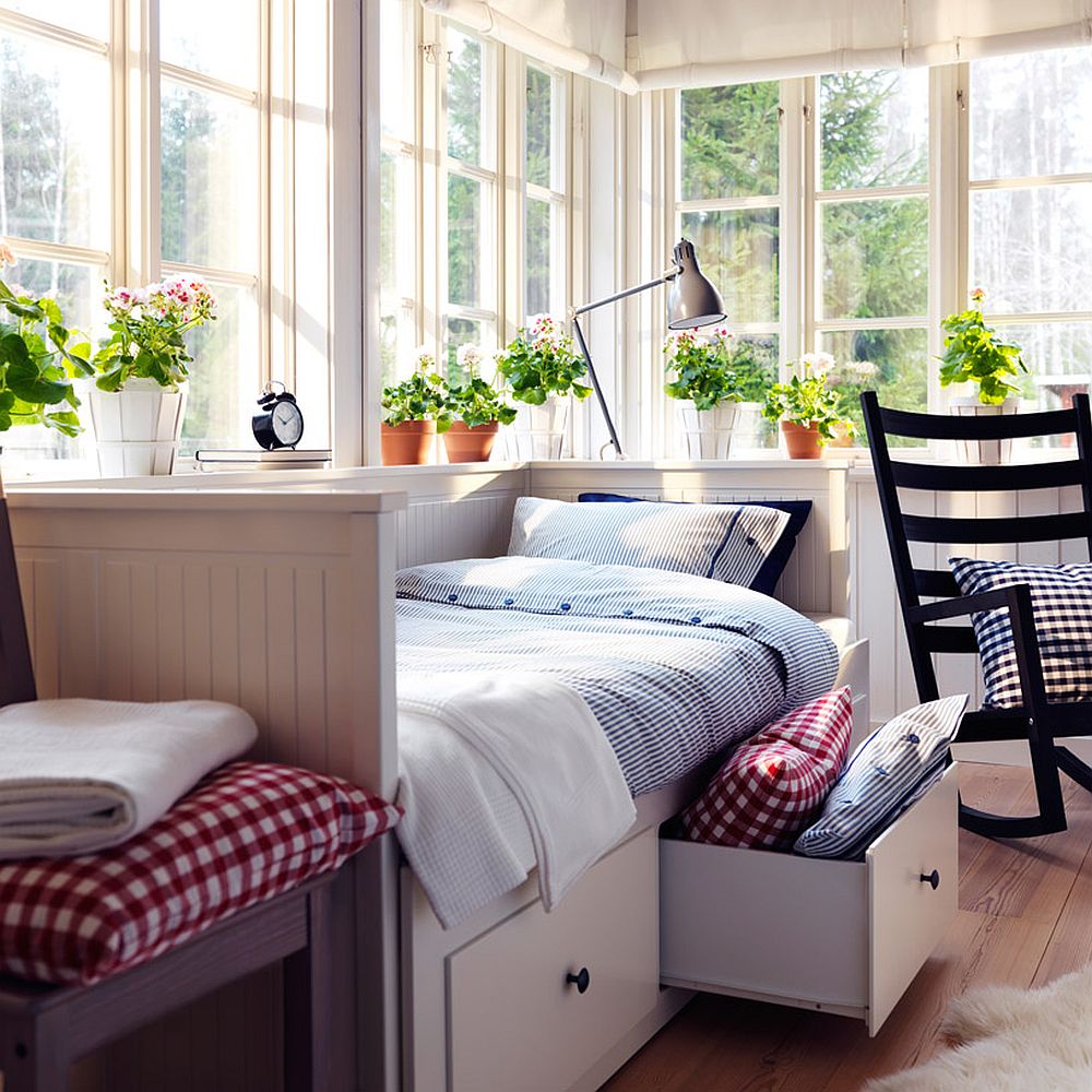 Daybed with storage drawers is perfect for the smart guest bedroom