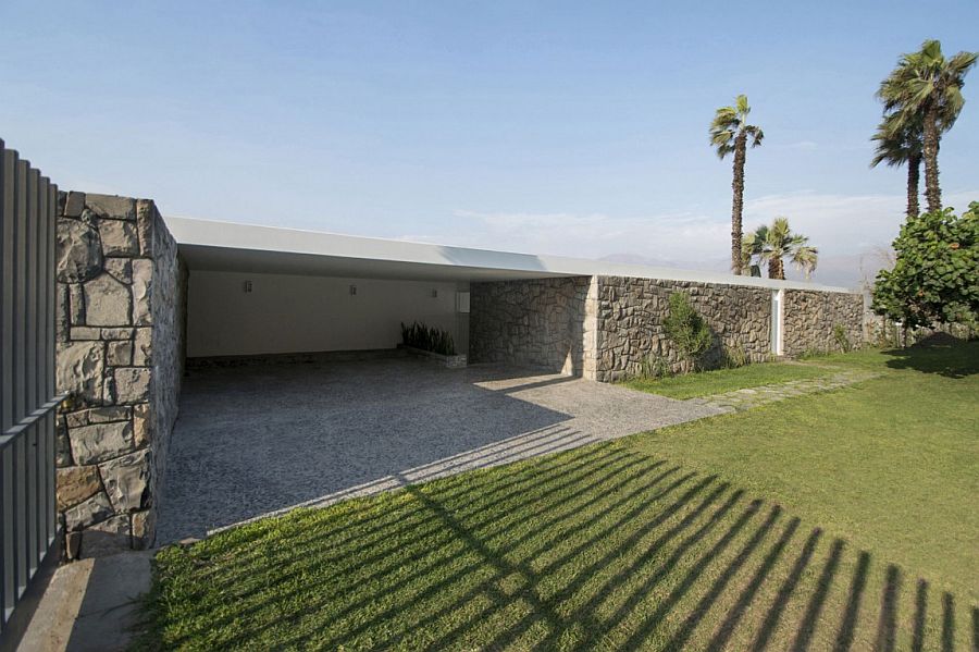 Entrance-of-the-beautiful-Ancón-Residence-offers-ample-privacy-1