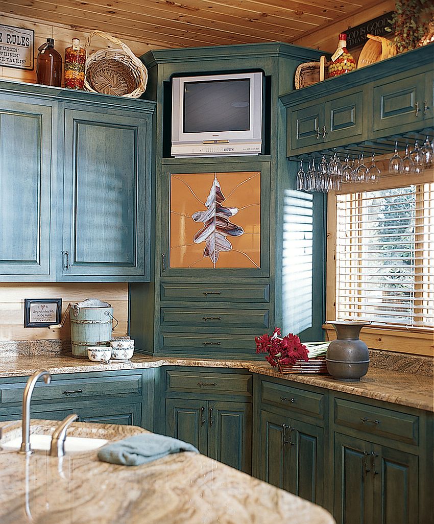 Farmhouse style kitchen with smart corner cabinets [Design: Katahdin Cedar Log Homes]