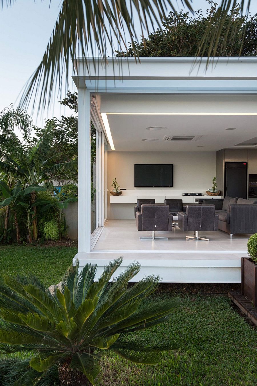 Glass walls open up the house towards te rear pool area