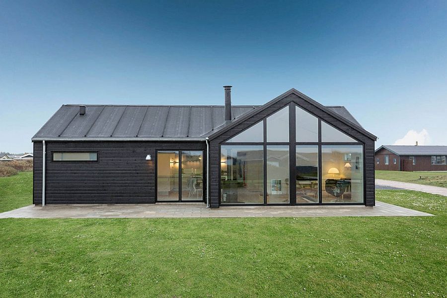 Gorgeous use of glass and wood to shape the elegant summer house