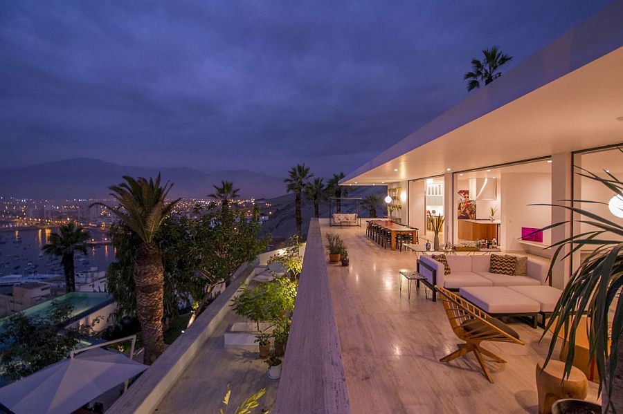 Hillside Ancón Residence has sparkling views of the city