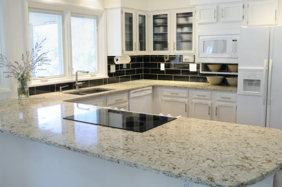 Quartz with the appearance of white ice granite