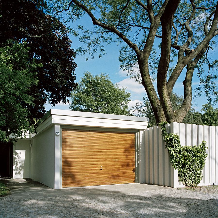 Street facade and parking space of the Courtyard House in Berlin