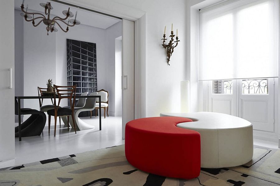 Stylish seating and rug in the living room