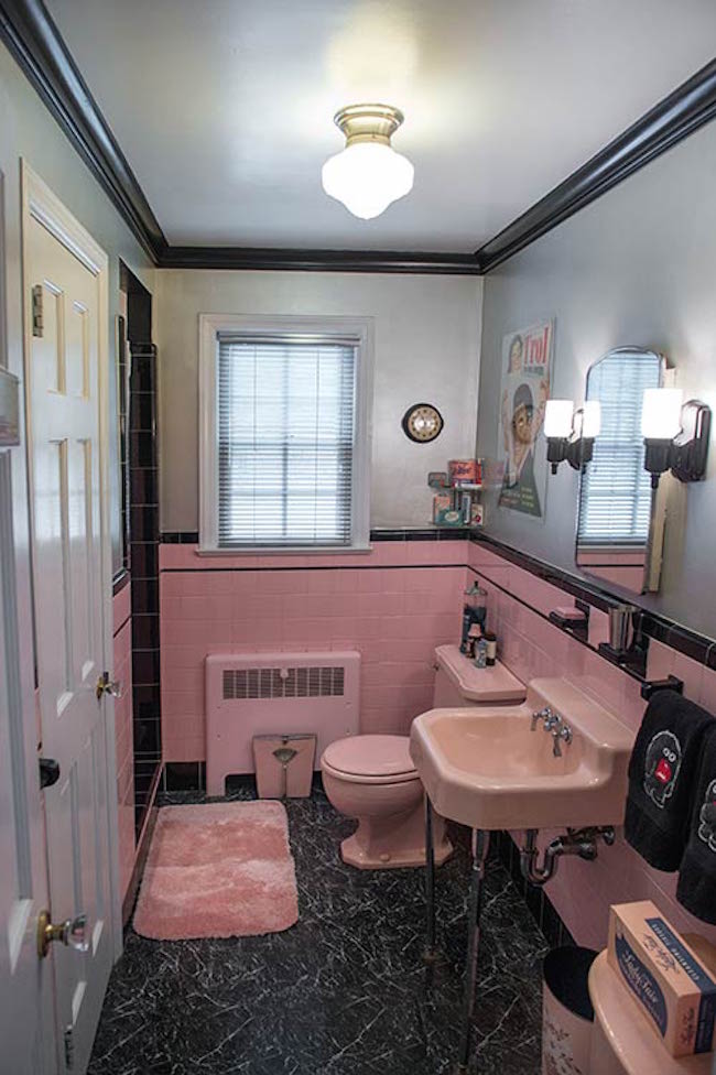 Super retro pink and black bathroom