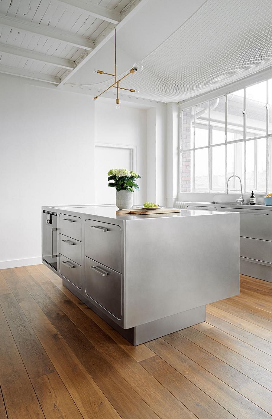 Base of the stainless steel kitchen island gives it a breezy appeal