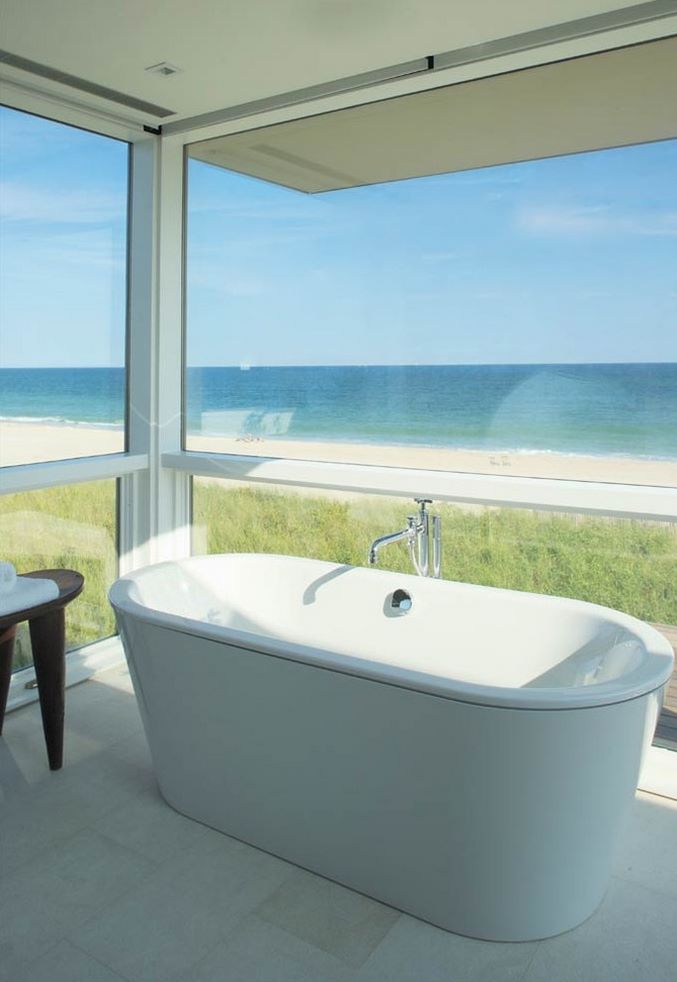 Bathtub with a view of the beach