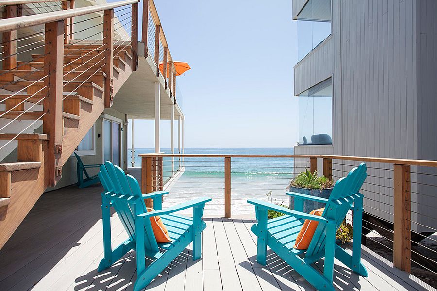 Beach style oceanfront deck with pops of blue [Photography: Roberto Garcia]