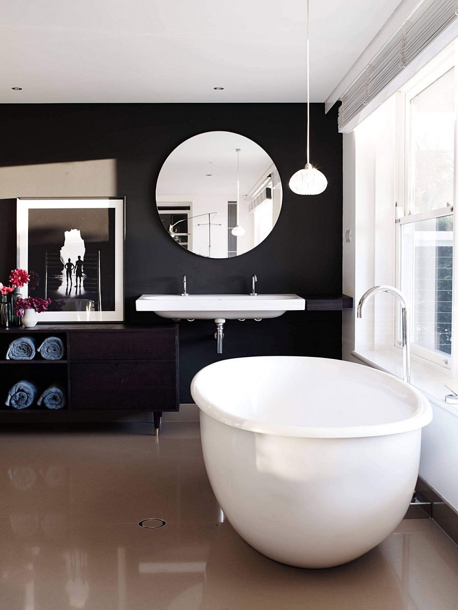 Black and white glamorous bathroom idea