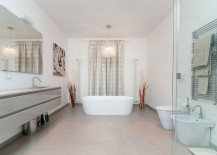 Candelier-above-the-bathtub-in-the-contemporay-bathroom-217x155