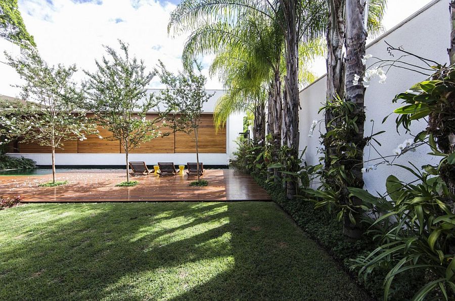 Cetral courtyard of the Brazilian home with wooden deck