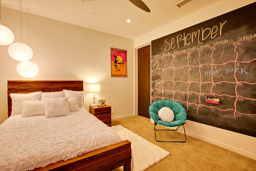 Chalkboard wall idea that helps keep your life more orgnaized!