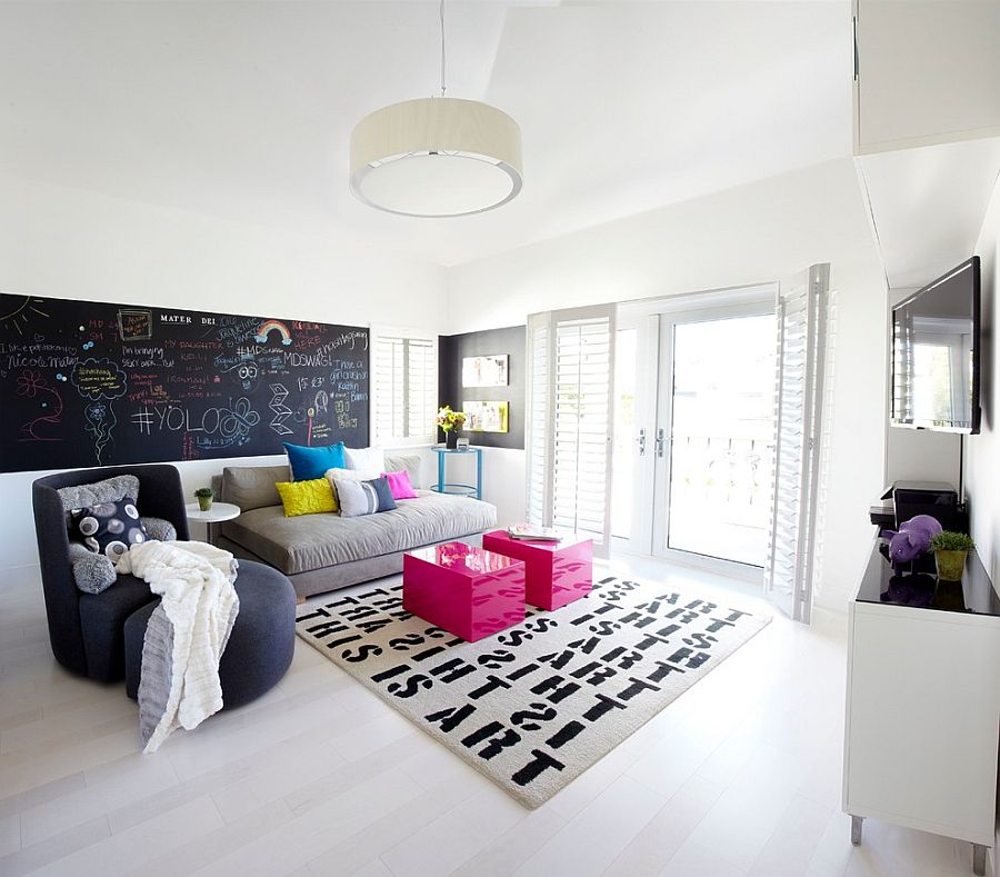 Chic modernt sovrum med färg, kreativitet och tavelvägg