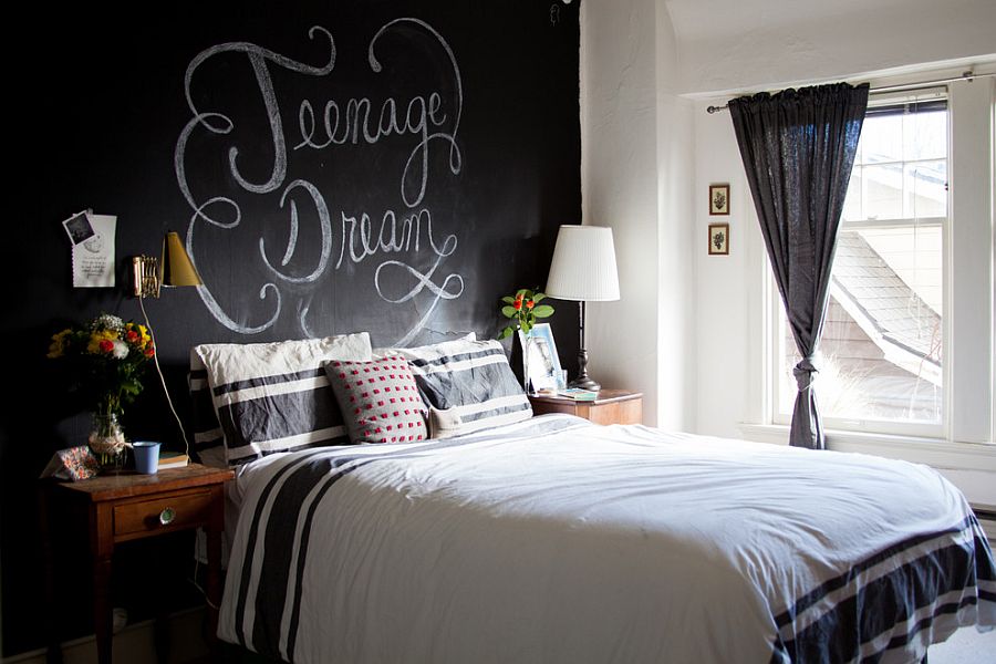 eklektiskt sovrum med en tavla måla väggen bakom sänggavel