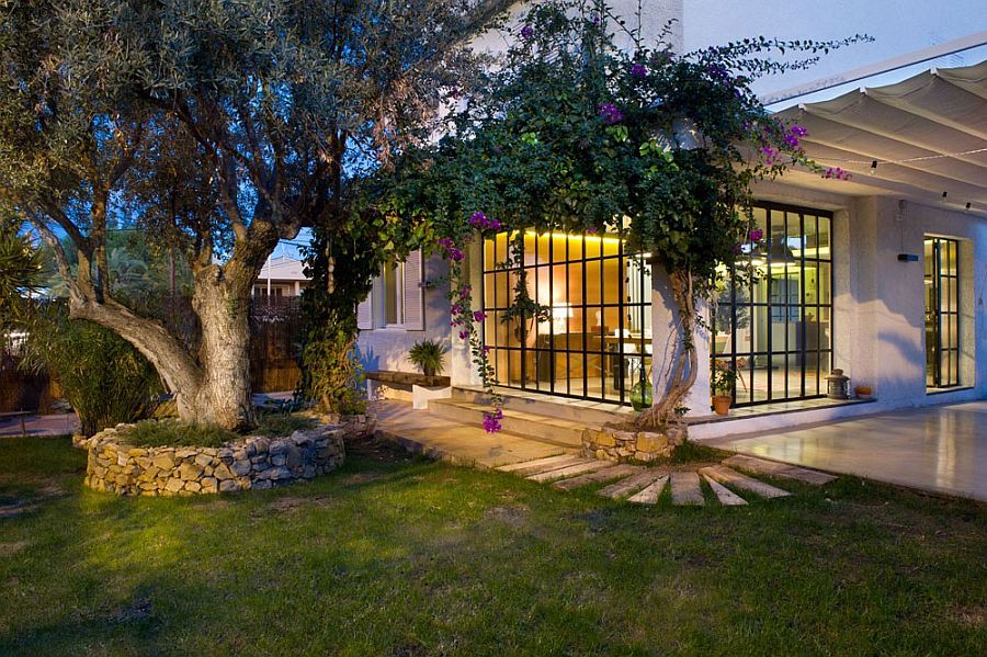 Home on the beach with a dreamy Mediterranean style private yard