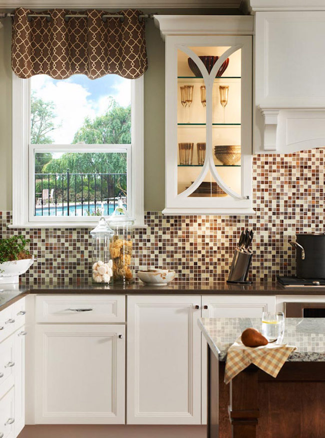 Kitchen backsplash with different shades of brown and neutral colors