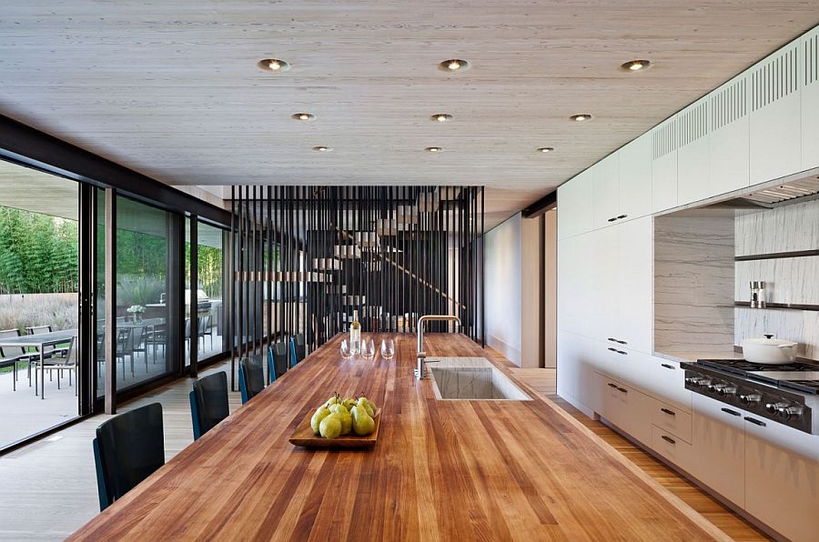 Large dining area connected with the landscape outside through sliding glass doors