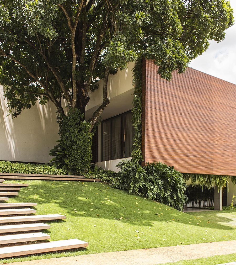 Large wooden wall brings privacy to the contemporary Brazilian home