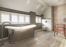 Metallic-bathtub-adds-shiny-glint-to-the-contemporary-bathroom-217x155