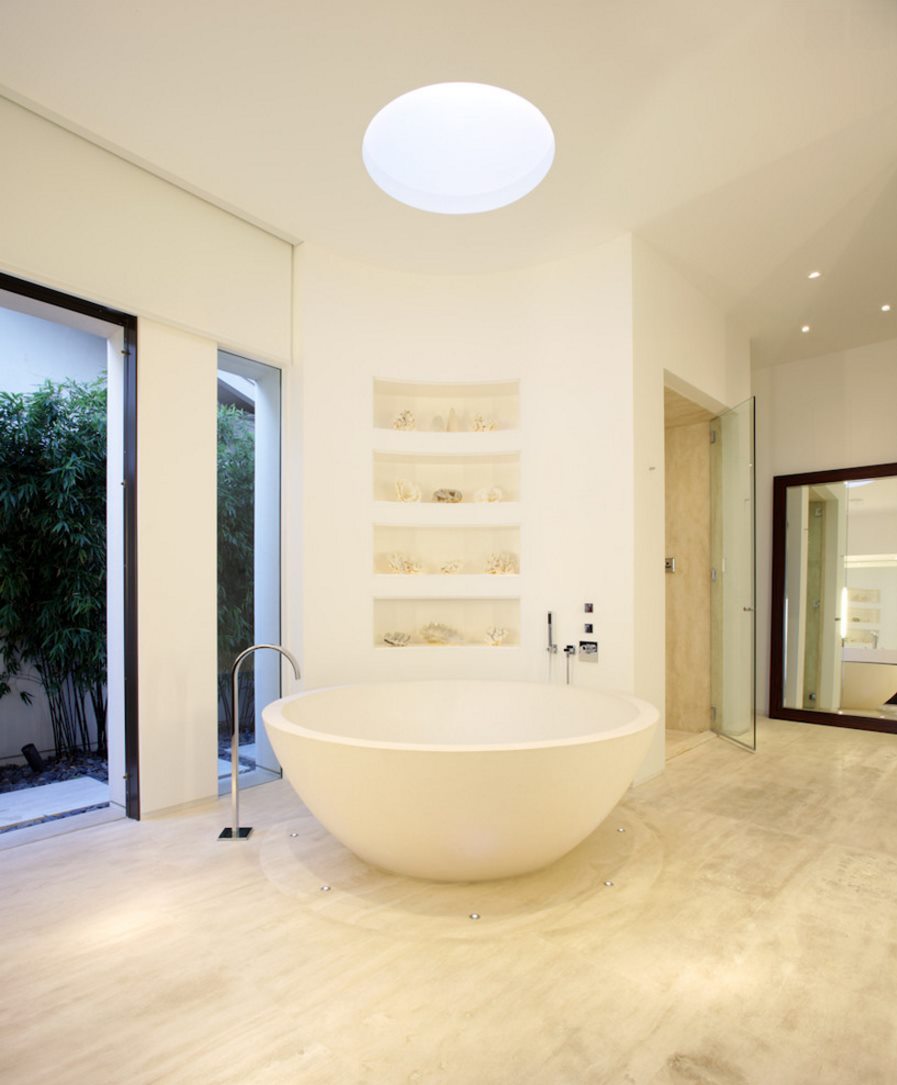 Modern bathroom with a round tub