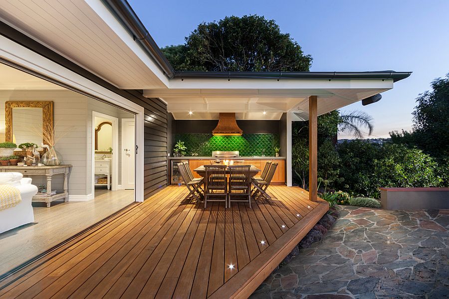 Modern beach style for the inviting and spacious deck