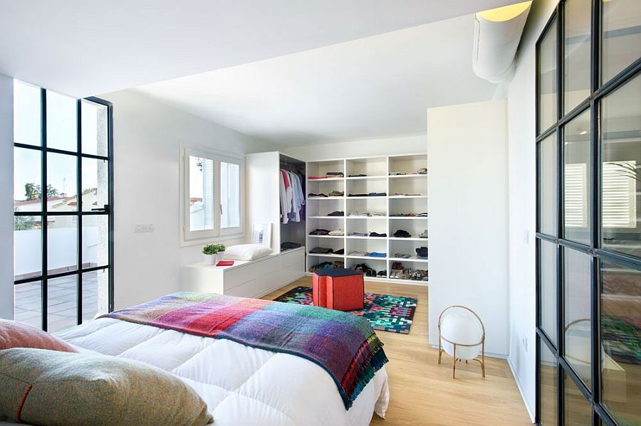 Open walk-in closet design for the contemporary bedroom