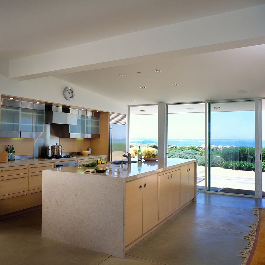 Relaxing kitchen with a spacious island and a cheerful ambiance