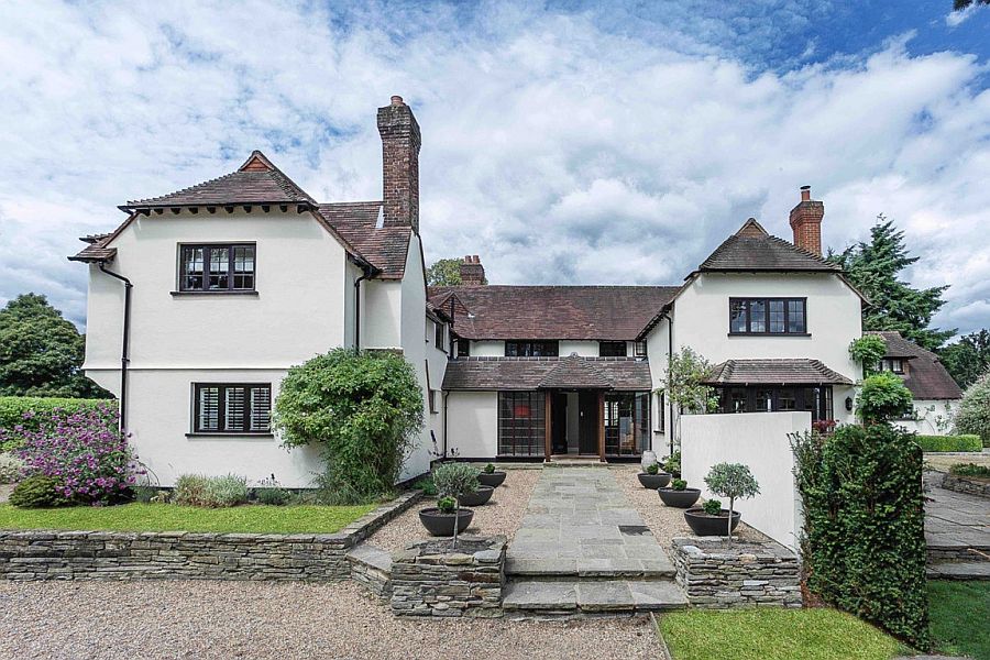 Renovated 1930s Private Residence in Surrey set in 1 acre garden landscape